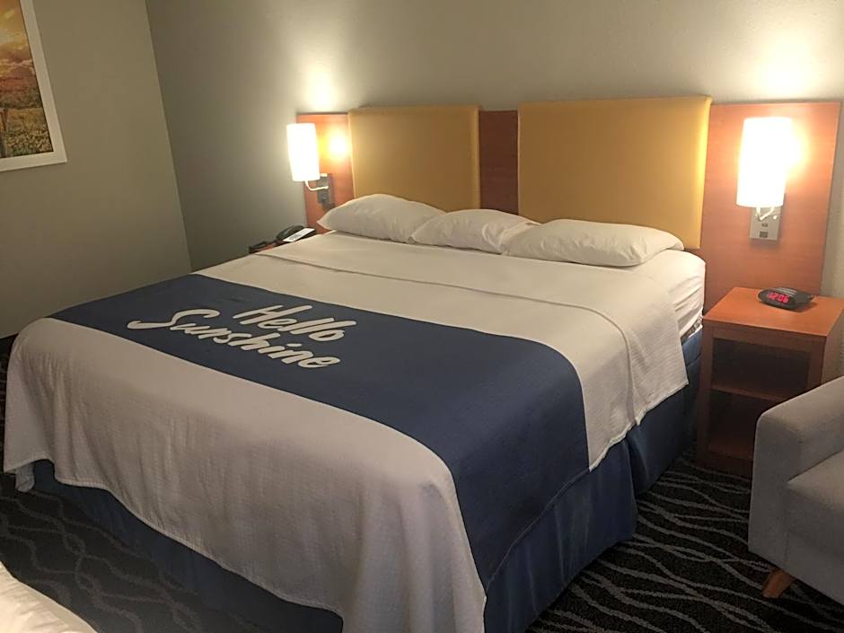 Days Inn & Suites by Wyndham Cincinnati North