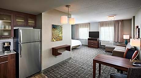 Queen Studio Suite with Bath Tub - Mobility Accessible - Non-Smoking