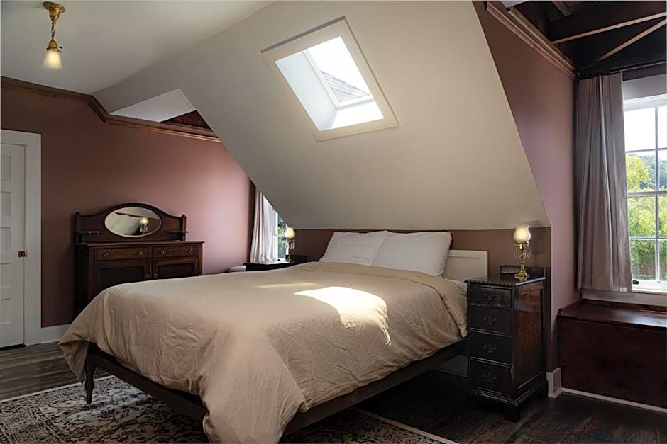 The NuWray Hotel & Carriage House