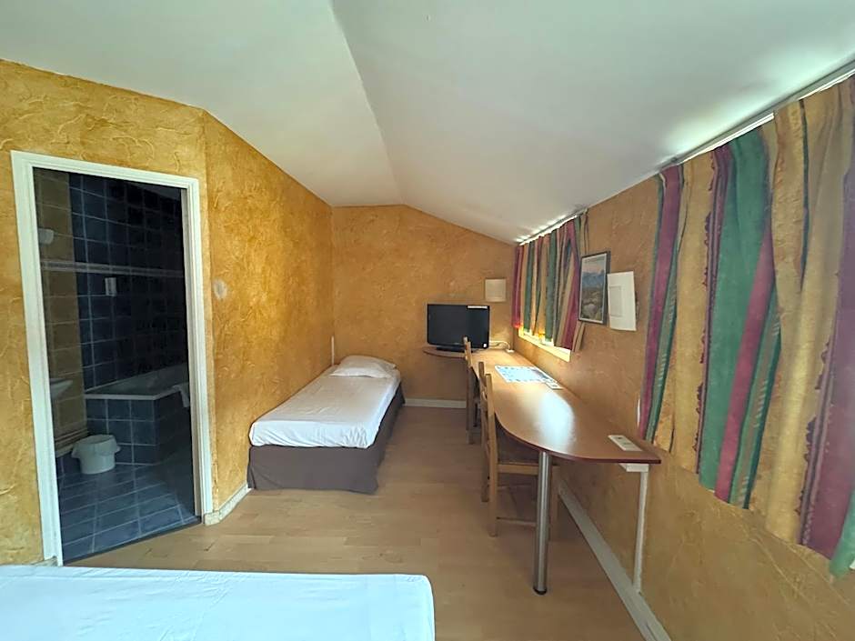 Hôtel Bosquet Pau Centre - Self Check In Budget Hotel