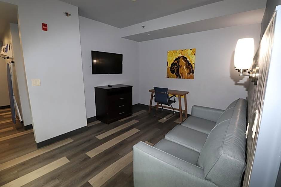 Days Inn & Suites by Wyndham Milwaukee