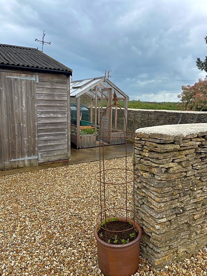 Field End House Strawberry Lane Meysey Hampton