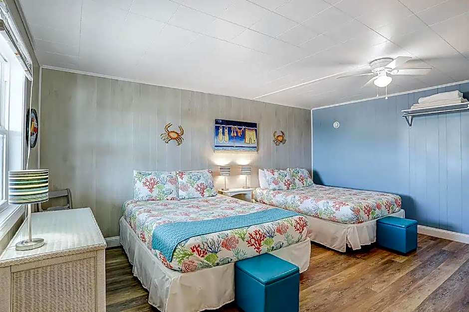 ON ISLAND Ocean View Beachy Studio in Campy 1970s Converted Motel