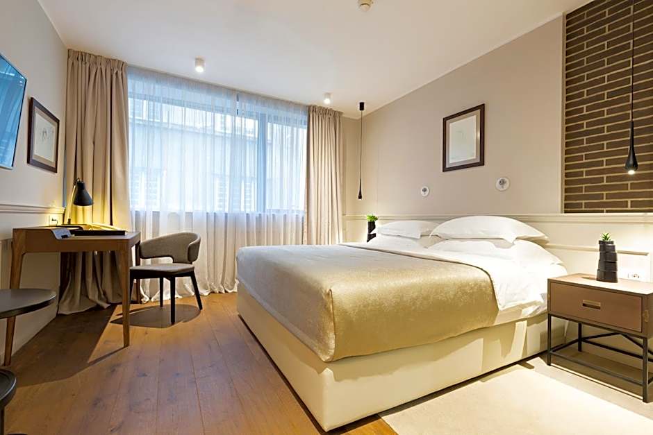 Envoy Hotel
