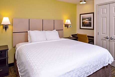 One-Bedroom Queen Suite
