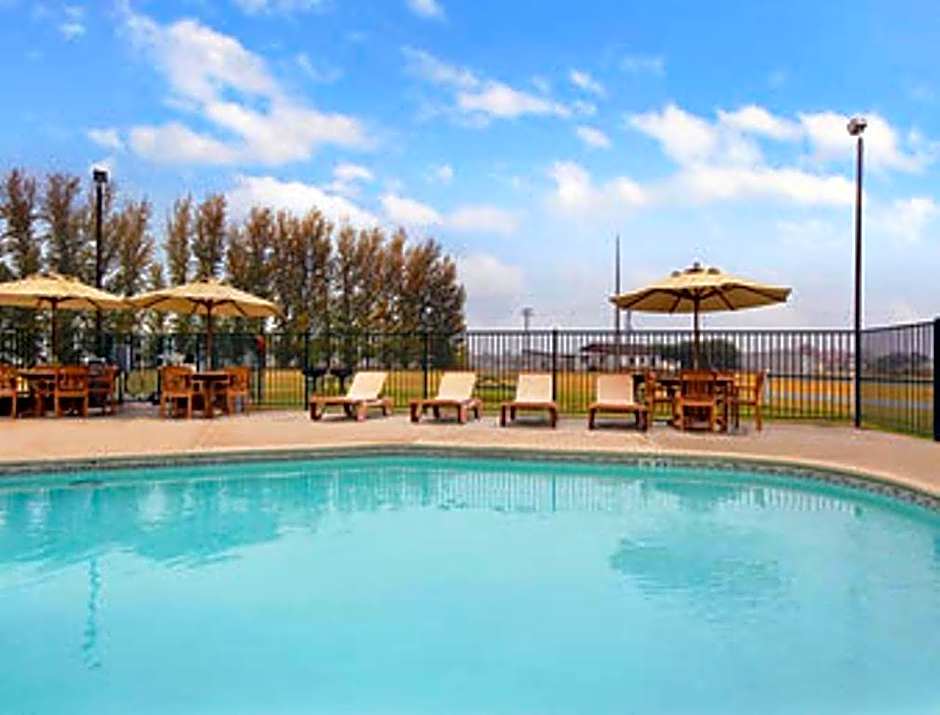 Travelodge by Wyndham Lemoore Near Naval Air Station