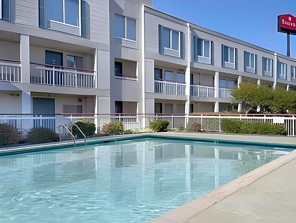 Clarion Pointe - Greensboro Coliseum Area