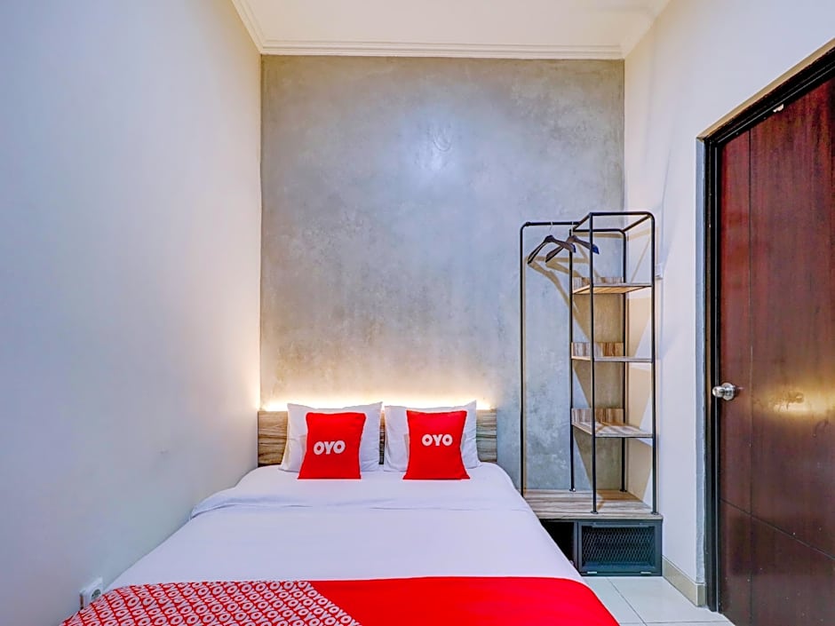 OYO 90215 Ada Residence