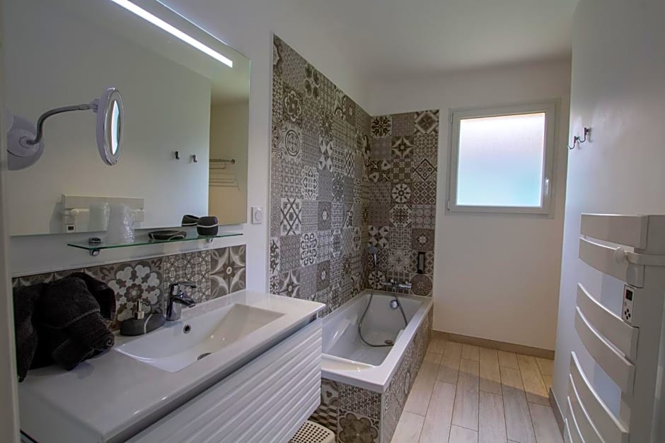 "Notre Bastide" Maison et table d'hôtes sur réservation, Piscine, Climatisation, Jacuzzi, Prise pour VE