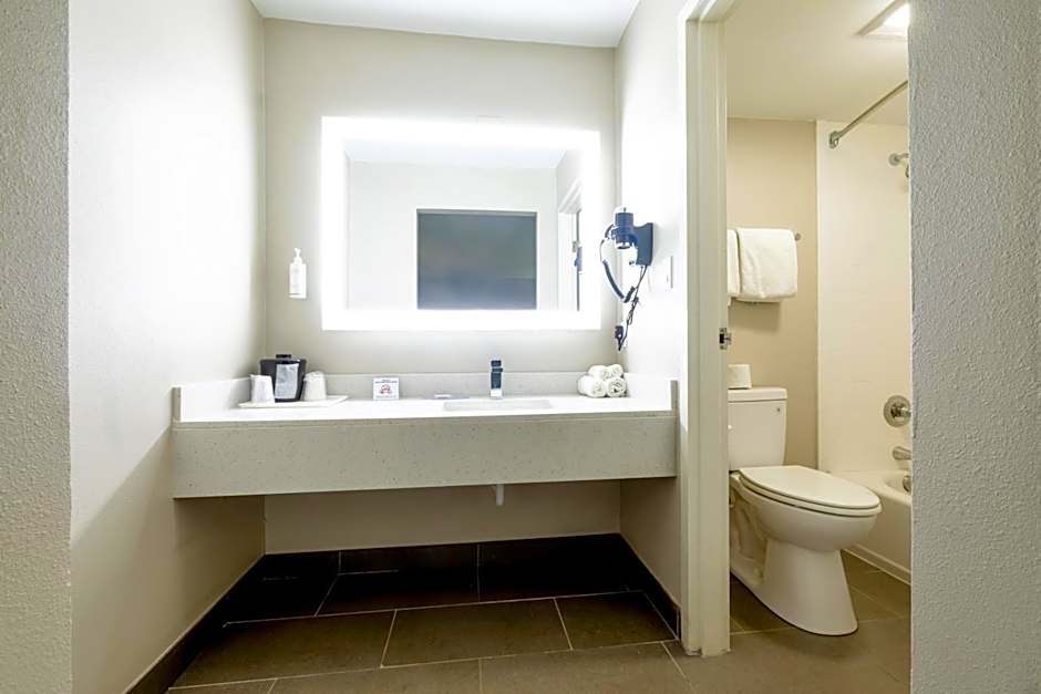 Days Inn & Suites by Wyndham Bossier City - Casino Area