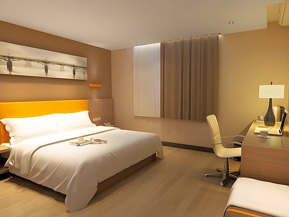 7 Days Inn Zhongshan Ancient Town Light Railway Station Lighting Market