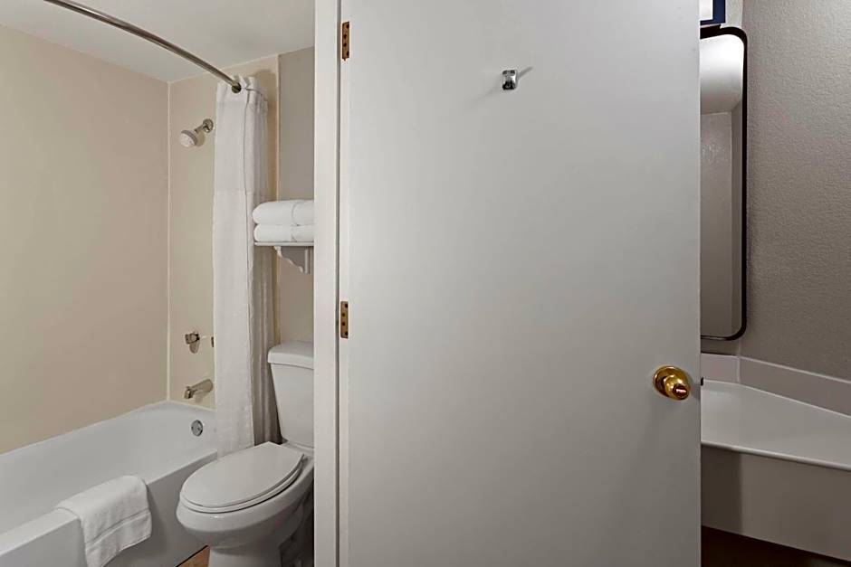 Days Inn & Suites by Wyndham Arlington Heights