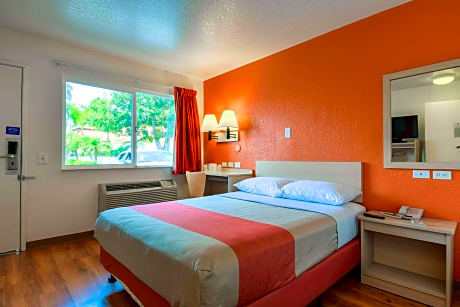 1 Queen Bed | ADA/RI Shower
