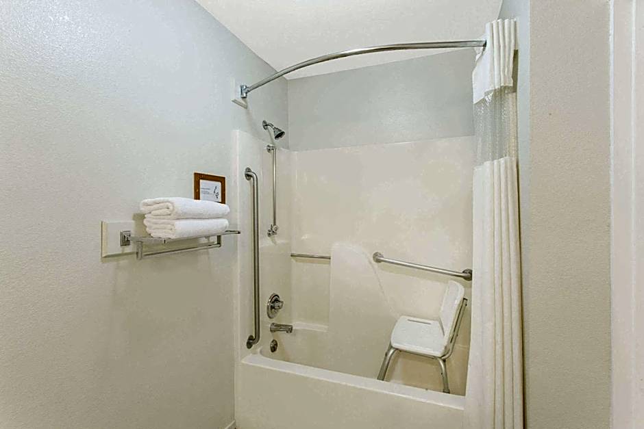 Upper Lake Inn & Suites