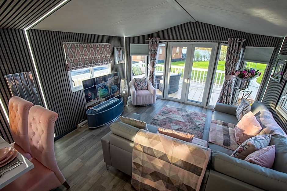 Tattershall VIP Retreat - Hot tub, stunning lakeside views, newly refurbished to an amazing 5 star standard