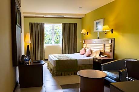 Queen Room with Complementary Airport Pickup