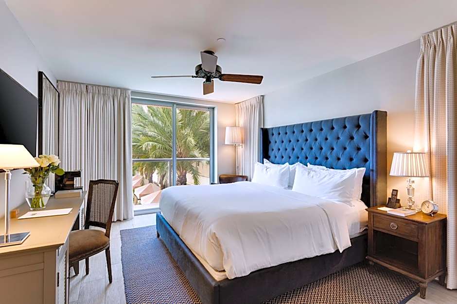 Photo 1 of 4 of Juliette 1 King Bed, Accessible, Pool View