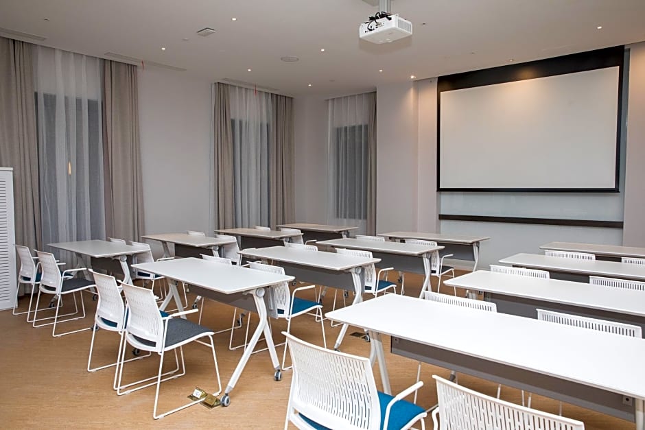 HOLIDAY INN EXPRESS Shanghai Tourism Zone