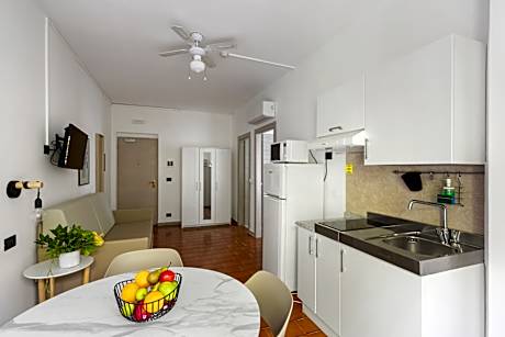 TWO ROOMS 4 BEDS - GROUND FLOOR