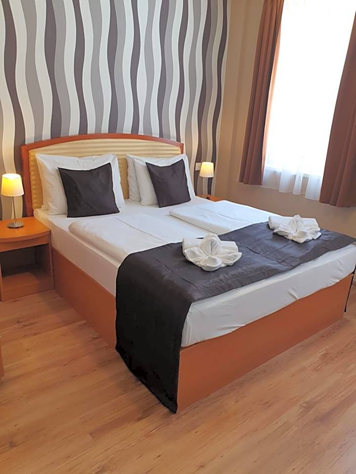 Six Inn Hotel