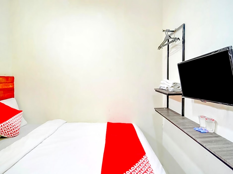 Vaccinated Staff - OYO 90048 Teratai Bekasi Guesthouse