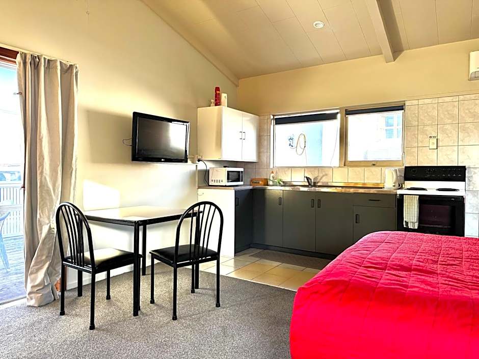 Jack & Di's Waiteti Lakefront Motel