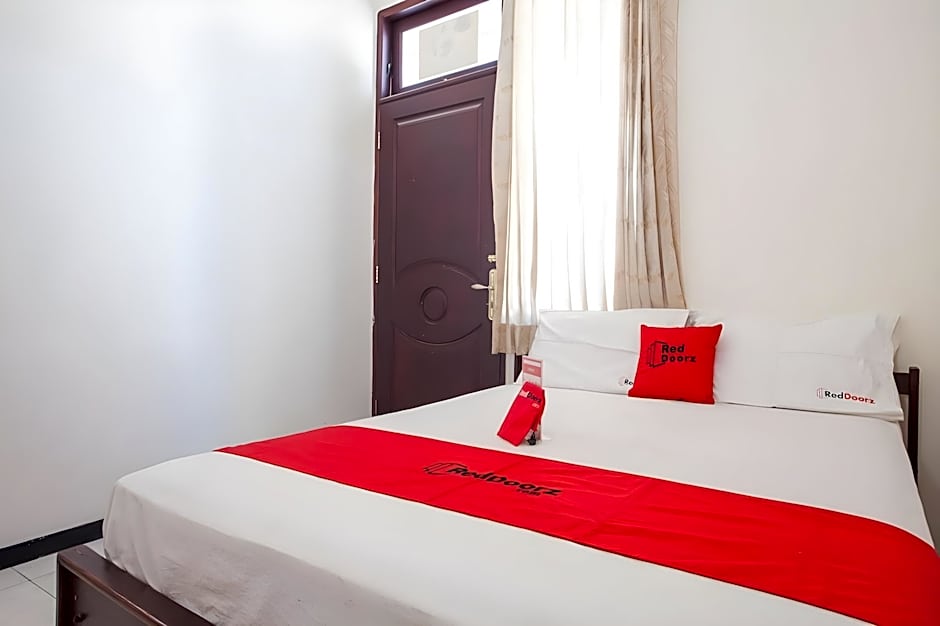 RedDoorz @ Raya Ngagel 2