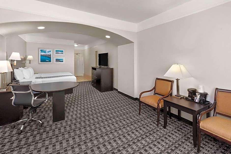 La Quinta Inn & Suites by Wyndham Deer Park