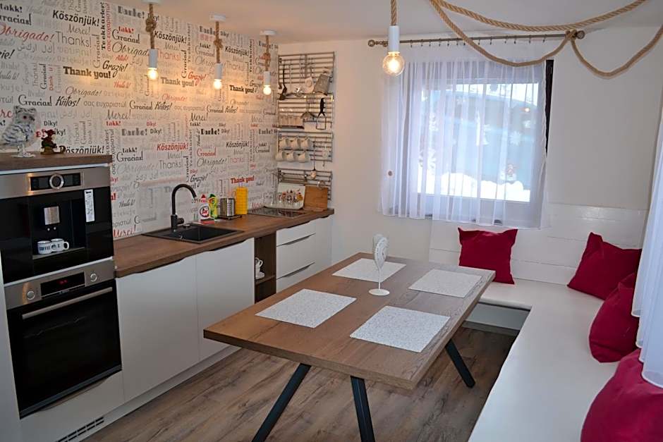 Chata Valca PATJA-v mesiacoch apríl až november pri prenajatí aj jedného apartmánu uzavrieme ostatné apartmány, aby ste si užili súkromie