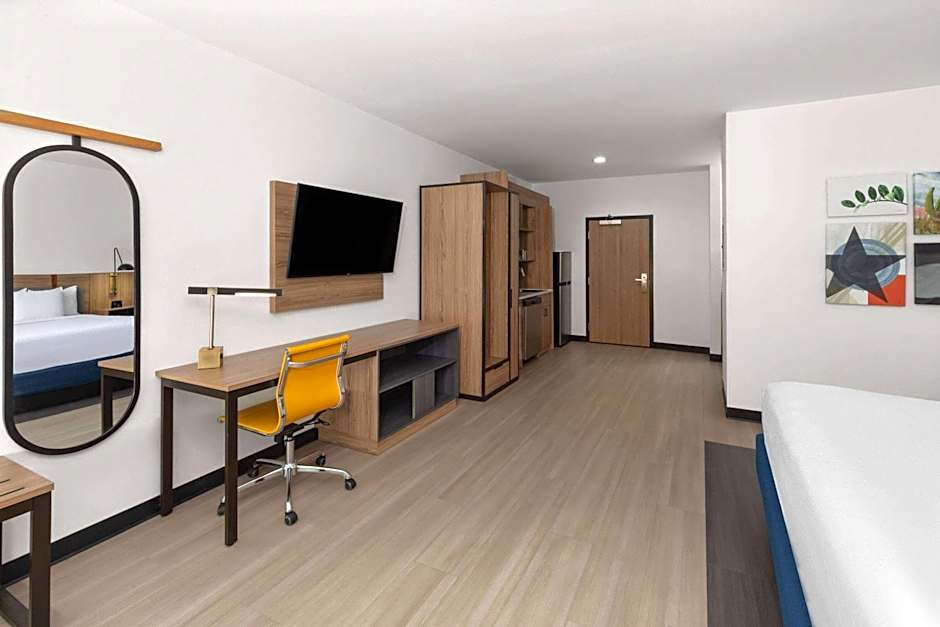 La Quinta Inn & Suites by Wyndham El Paso East Loop-375