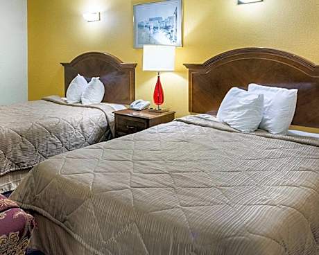 2 Double Beds, Efficiency, Smoking