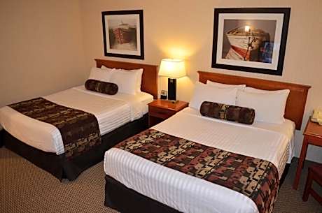 Queen Room with Two Queen Beds with Lake View