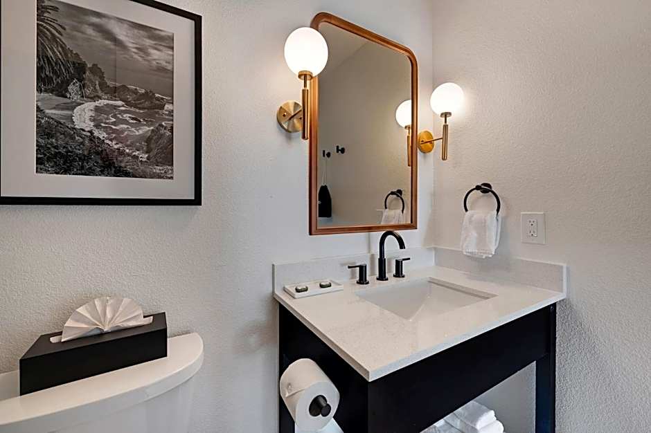 Bodega Coast Inn and Suites