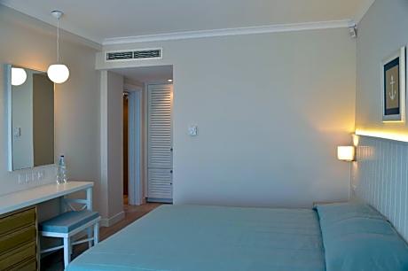 One-Bedroom Suite with Sea View