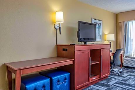 King Room with Tub - Mobility Access/Non-Smoking