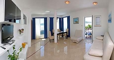 Deluxe Two-bedroom Apartment with Seaview