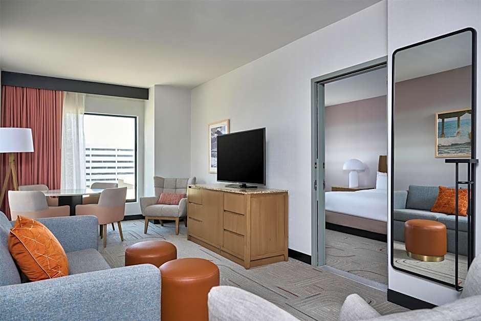 Hotel Zessa Orange County Airport, a DoubleTree by Hilton
