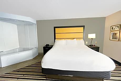 1 Bedroom Suite with Jetted Tub