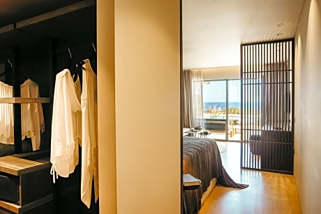 Infinity blue Suite with Sharing Pool