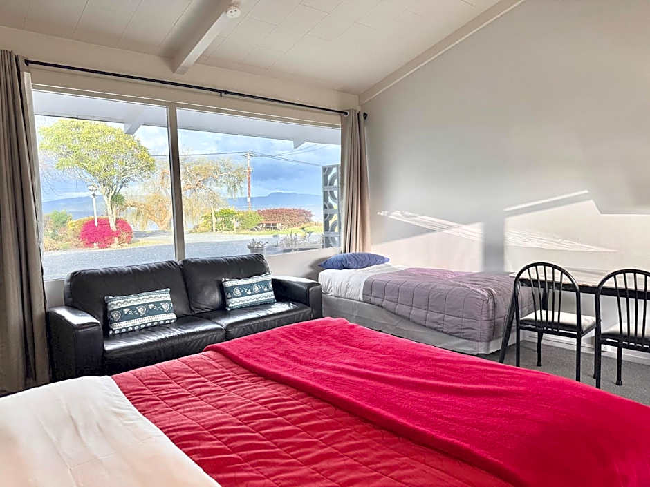 Jack & Di's Waiteti Lakefront Motel