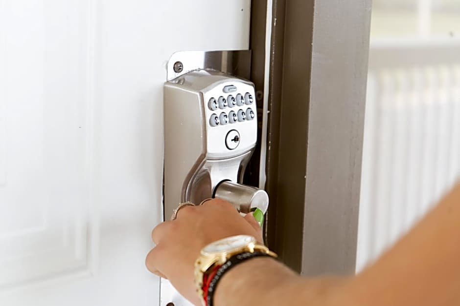 Disney 12 minutes for family, Pool and parking FREE