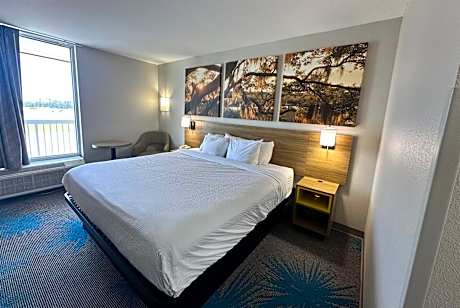 Deluxe King Room - Non-Smoking