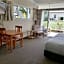 Hananui Lodge and Apartments