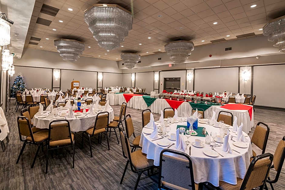 Ramada by Wyndham Thunder Bay Airlane Hotel