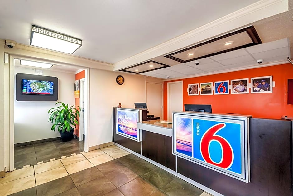 Motel 6-Anniston, AL