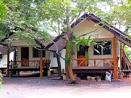 Baan Tai Rom Yen Resort