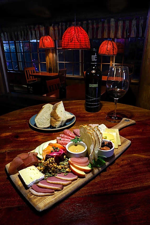 Storm Mountain Lodge & Cabins