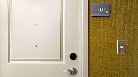 1 King 1 Bdrm Ste Hearing Accessible