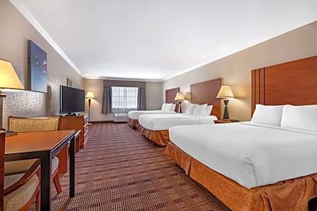 Queen Room with Three Queen Beds - Disability Accessible/Non-Smoking