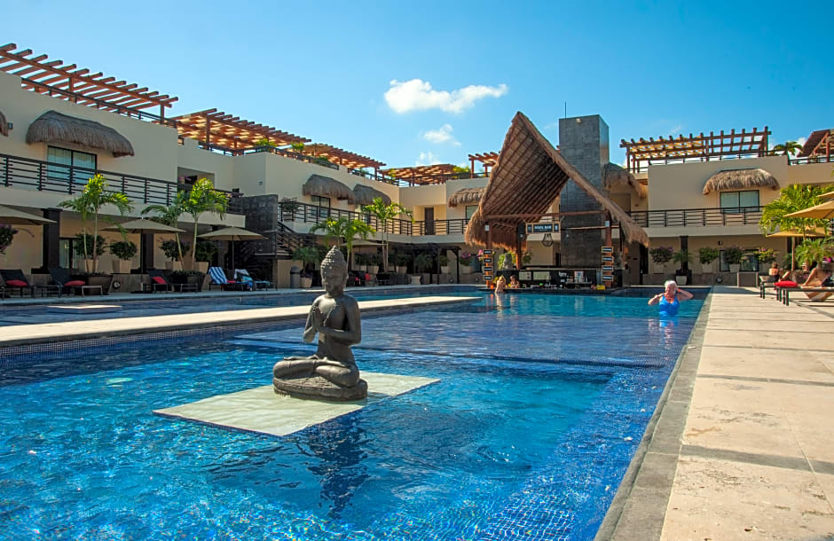 Aldea Thai by oceanfront
